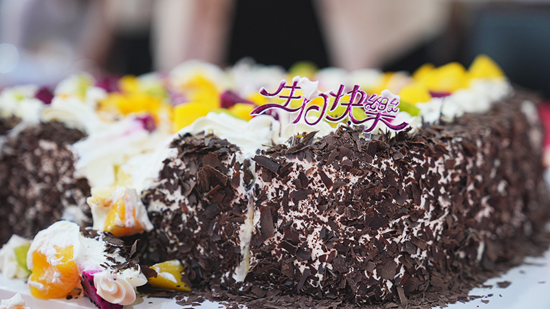 庆祝成长，，，，，，，，共享喜悦：公司员工生日派对与入职周年庆典携手演出