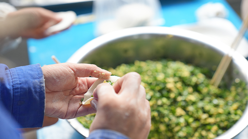 饺子飘香，，，，，，，暖意融融：2121非凡锅炉员工同心包饺子凝聚团队交谊